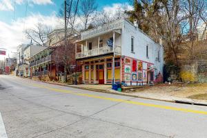 a building on the side of a street at Harken Lodge in Eureka Springs