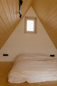 una camera da letto con letto in mansarda di A frame 