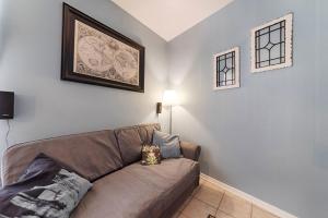 ein Wohnzimmer mit einem Sofa und einem Bild an der Wand in der Unterkunft Two-Bedroom Apartment Rise and Shine in Acquaseria