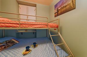 ein Schlafzimmer mit einem Etagenbett mit zwei Schuhen auf dem Boden in der Unterkunft Two-Bedroom Apartment Rise and Shine in Acquaseria