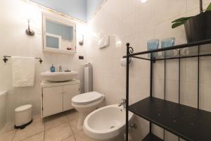 ein weißes Bad mit einem WC und einem Waschbecken in der Unterkunft Two-Bedroom Apartment Rise and Shine in Acquaseria