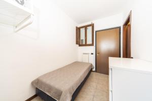 a small bedroom with a bed in a room at Studio Apartment Lake Views in Acquaseria
