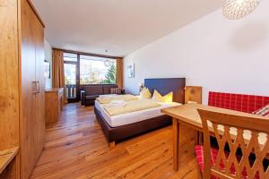 ein Hotelzimmer mit einem Bett und einem Schreibtisch in der Unterkunft Appartementhaus Dachsteinblick in Bad Goisern