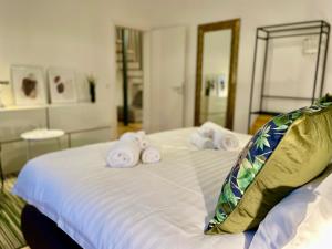 a bedroom with a large white bed with towels on it at VOH Exklusives Wohnhaus MITTEN in Vohenstrauß, bis 8 Personen!!! in Vohenstrauß