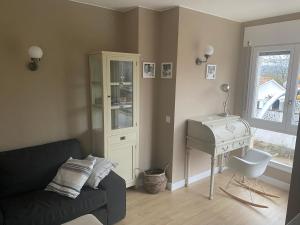 a living room with a couch and a desk at Cardedeu City and Circuit apartment in Cardedeu