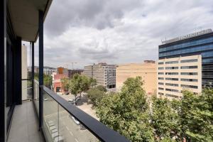 巴塞隆納的住宿－chicStays Apartment Ciutadella Park，从大楼的阳台上可欣赏到城市景观