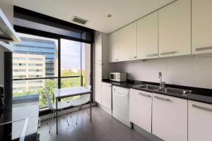Kuchyňa alebo kuchynka v ubytovaní chicStays Apartment Ciutadella Park + 30 fotografií
