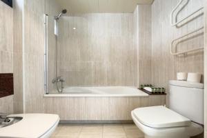 a bathroom with a tub and a toilet and a sink at chicStays Apartment Ciutadella Park in Barcelona
