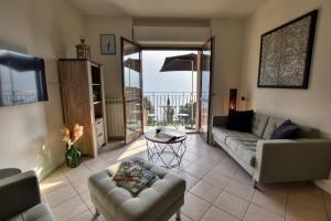 A seating area at Casa con Vista Airconditioned 2-Bedroom Apartment
