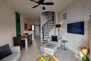 A seating area at Casa con Vista Airconditioned 2-Bedroom Apartment