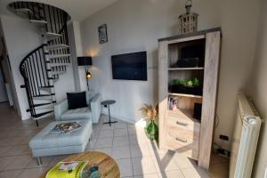 A television and/or entertainment centre at Casa con Vista Airconditioned 2-Bedroom Apartment