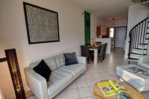 A seating area at Casa con Vista Airconditioned 2-Bedroom Apartment