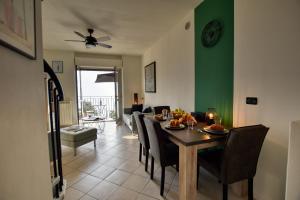 A seating area at Casa con Vista Airconditioned 2-Bedroom Apartment