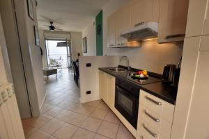 A kitchen or kitchenette at Casa con Vista Airconditioned 2-Bedroom Apartment