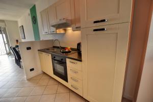 A kitchen or kitchenette at Casa con Vista Airconditioned 2-Bedroom Apartment