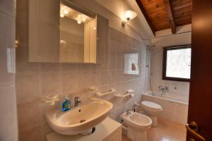 A bathroom at Casa con Vista Airconditioned 2-Bedroom Apartment Még 21 kép