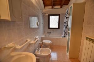 A bathroom at Casa con Vista Airconditioned 2-Bedroom Apartment