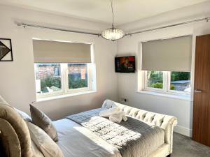 Μια τηλεόραση ή/και κέντρο ψυχαγωγίας στο 4 Bed 2 Bath Luxury Home in County Durham