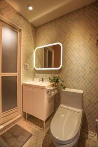 uma casa de banho com um WC, um lavatório e um espelho. em ZDT-613 em Tóquio