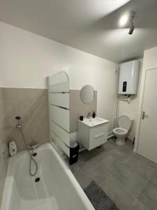 łazienka z wanną, umywalką i toaletą w obiekcie Studio Vernon 31 w mieście Vernon