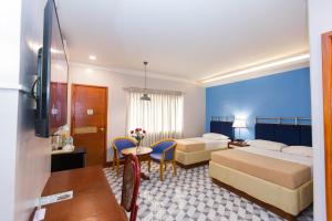 ein Hotelzimmer mit einem Schlafzimmer mit 2 Betten und einem Schreibtisch in der Unterkunft Hotel Valencia in Valencia