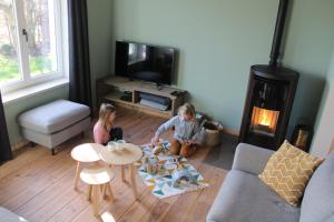 two children are sitting in a living room at 't Jongehof in Zaffelare