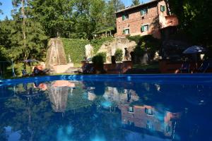 una piscina de agua frente a un edificio en Bed and Breakfast Monticelli, en Capranica