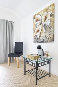 sala de estar con mesa de cristal y silla en Willow House Bed & Breakfast and Orchard Studios Self Catering, en Limavady