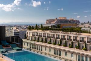 アテネにあるAthens Capital Center Hotel - MGallery Collectionの建物の上にスイミングプールがあるホテル