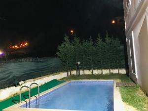 - une piscine éclairée la nuit dans l'établissement Sapanca Manzara Villa 1 Isıtma Havuzlu, à Sapanca