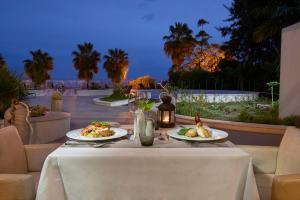 uma mesa com dois pratos de comida em Melia Madeira Mare no Funchal