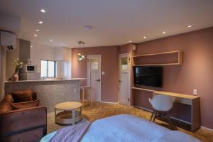 een hotelkamer met een bed en een bar bij ZDT-614 in Tokyo