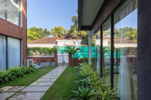 オールド･ゴアにあるLuxury 3BHK Villa with Private Pool near Anjunaのスイミングプール付きの家の外の庭園