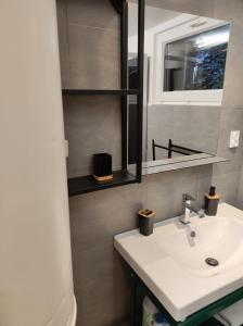 Un baño de Petit studio au calme rénove a nouveau