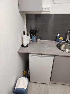 Una cocina o zona de cocina en Petit studio au calme rénove a nouveau