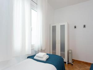 A bed or beds in a room at Click&Flat Fira Castelao
