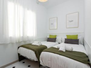 A bed or beds in a room at Click&Flat Fira Castelao