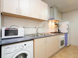 A kitchen or kitchenette at Click&Flat Fira Castelao