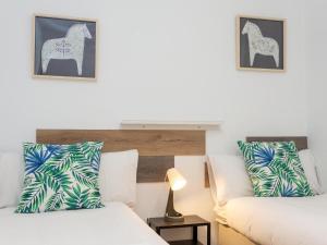 A bed or beds in a room at Click&Flat Fira Castelao