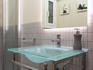 A bathroom at Click&Flat Fira Castelao