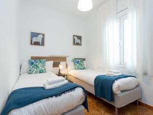 1 dormitorio con 2 camas y ventana en Click&Flat Fira Castelao, en Hospitalet de Llobregat