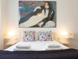 A bed or beds in a room at Click&Flat Fira Castelao