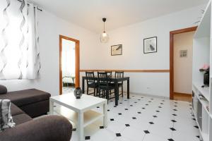 A seating area at Click&Flat Fira Castelao