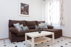 A seating area at Click&Flat Fira Castelao