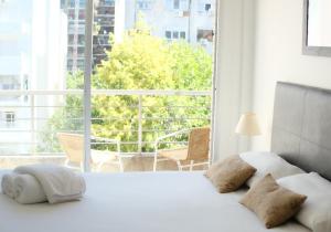 En eller flere senge i et værelse på Arenales Suites