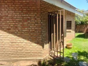 un edificio de ladrillo con una puerta en el costado en El Agasajo III en Córdoba