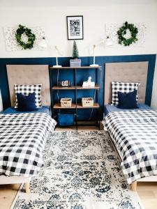 - 2 lits dans une chambre aux murs bleus dans l'établissement "La Vigne Dort" Cocon romantique, à Herrlisheim-près-Colmar