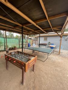 - une table de ping-pong dans l'établissement Cabañas akrilu, à Puchuncaví