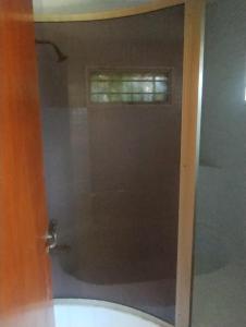 baño con ducha y puerta de cristal en El Agasajo III en Córdoba