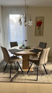 a dining room with a table and chairs and a window at Apartment centrally located in the Rhine-Main area in Riedstadt